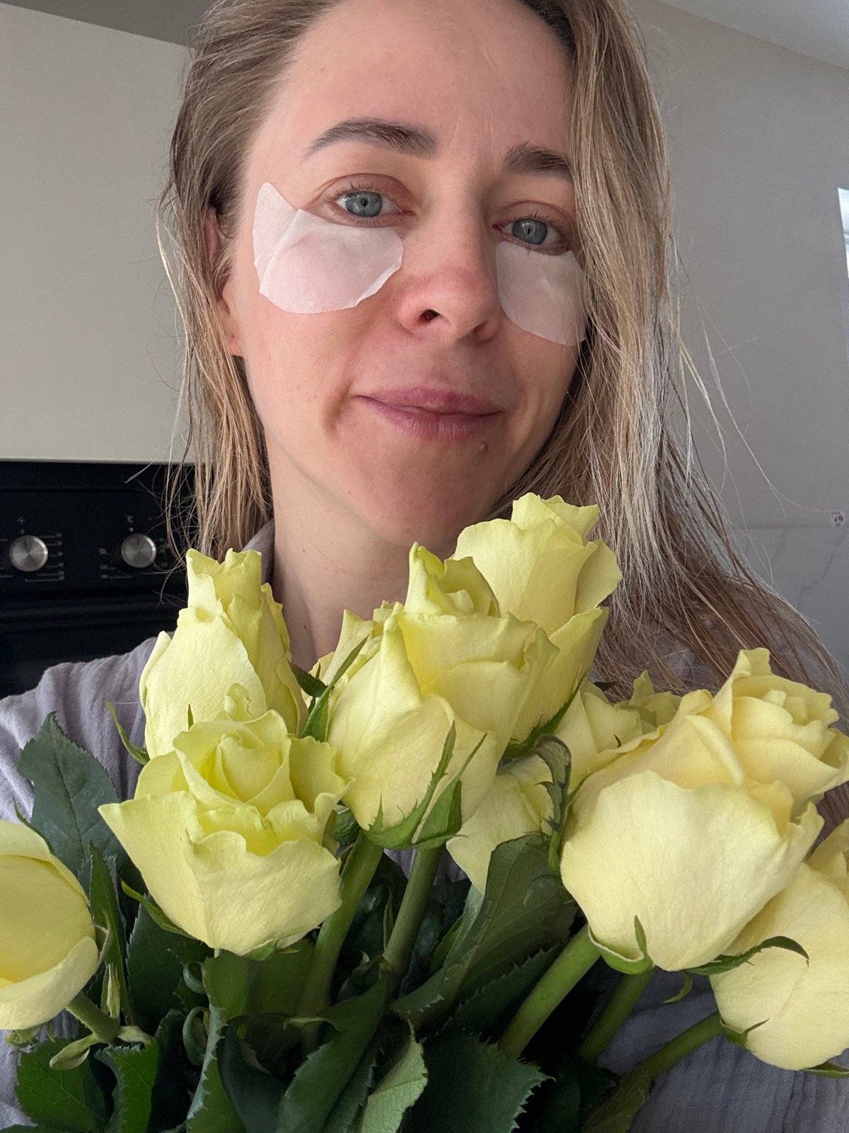 Birthday celebration captured in Chaikovsky home with roses and cake