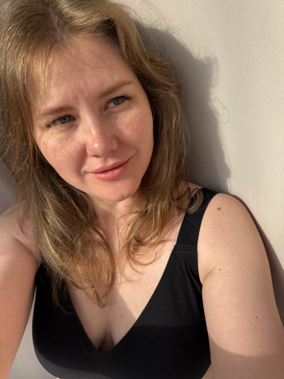 Woman photographed in bedroom portraits, Ферма Russia early morning