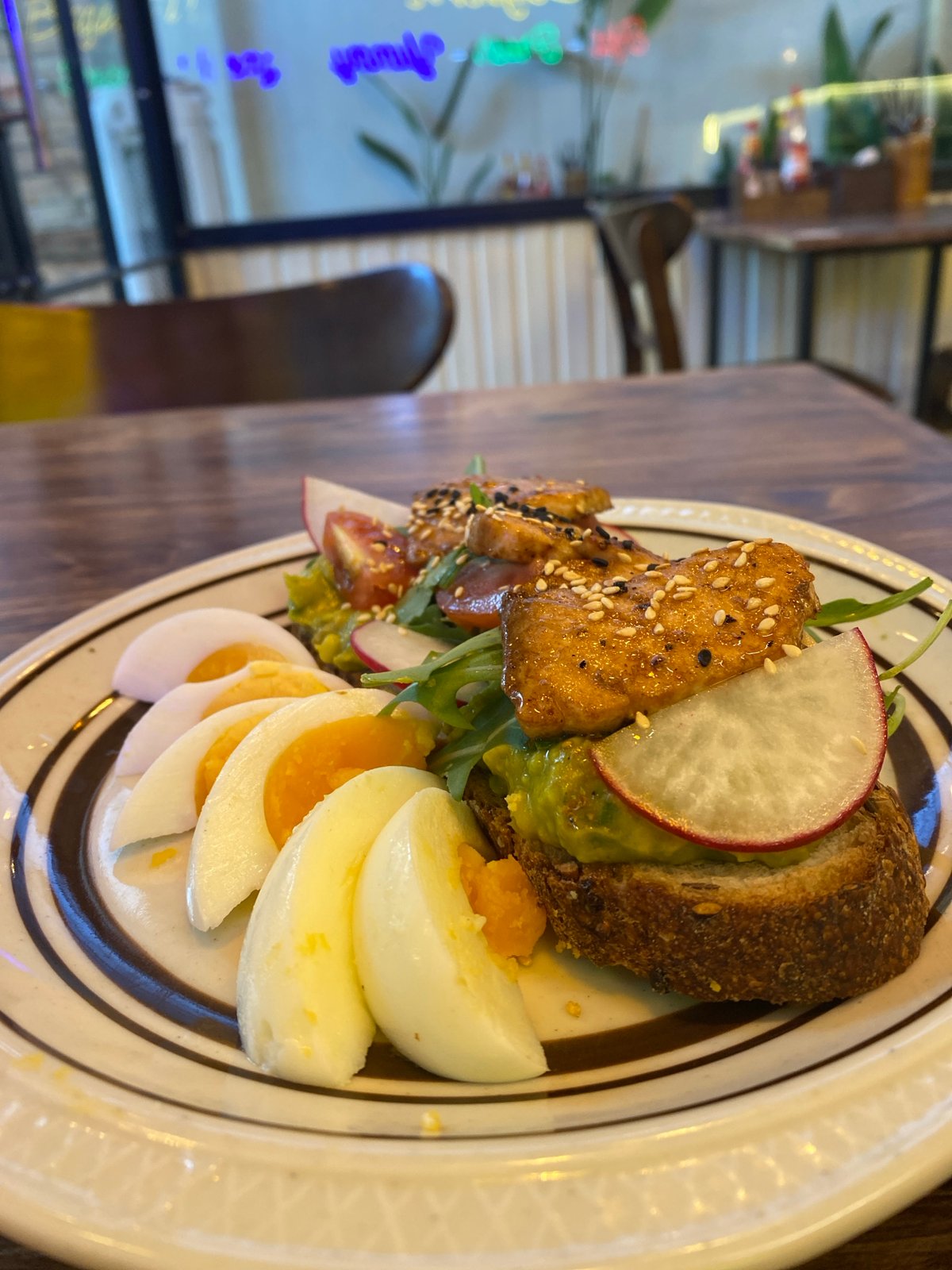 Café food and pickleball on a Đà Nẵng morning