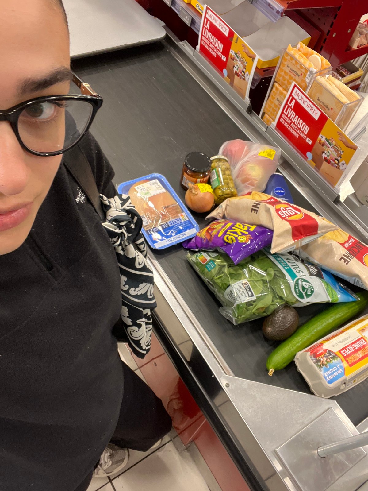 Morning routine documented in Lyon: shopping, breakfast preparation