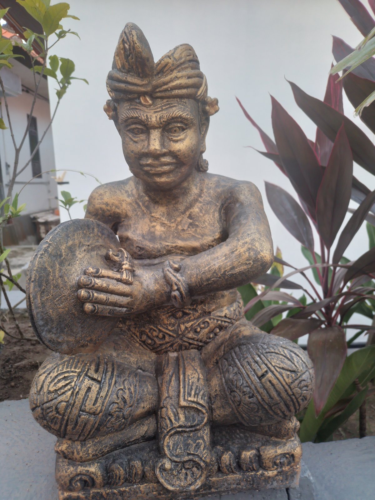 Ornate statue documented amid tropical foliage in Kuta Selatan
