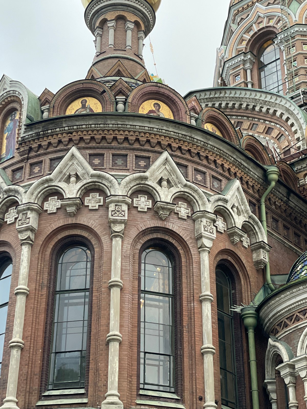 Tourist photographs Church of Savior on Spilled Blood, Saint Petersburg