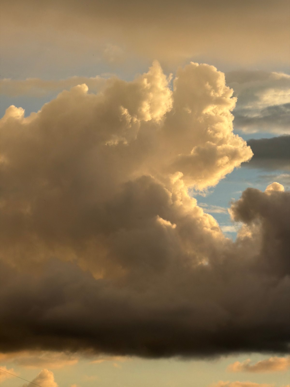 Dramatic clouds, street scenes captured across Moscow Saturday evening