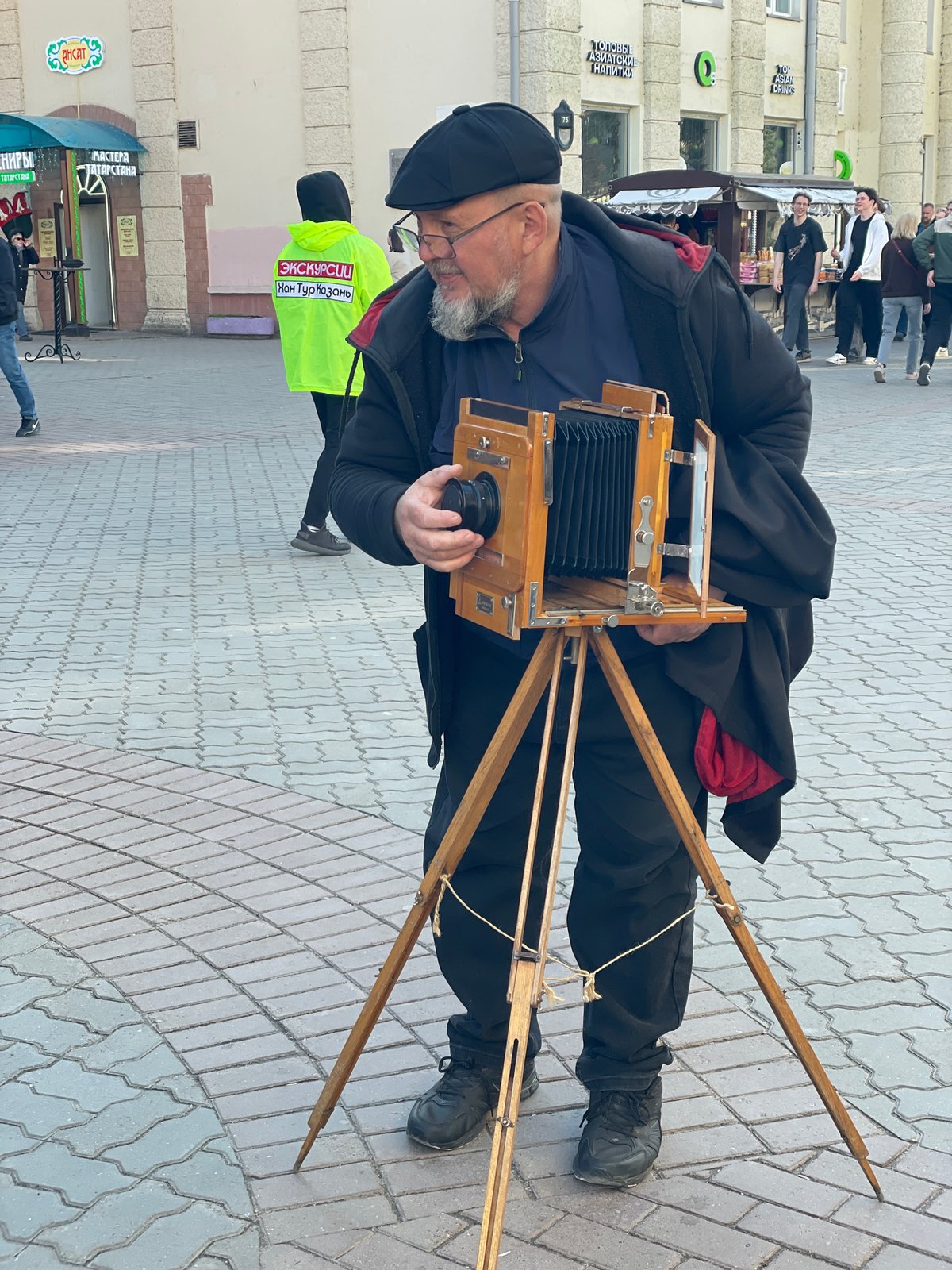 Afternoon street life and performers documented in central Kazan