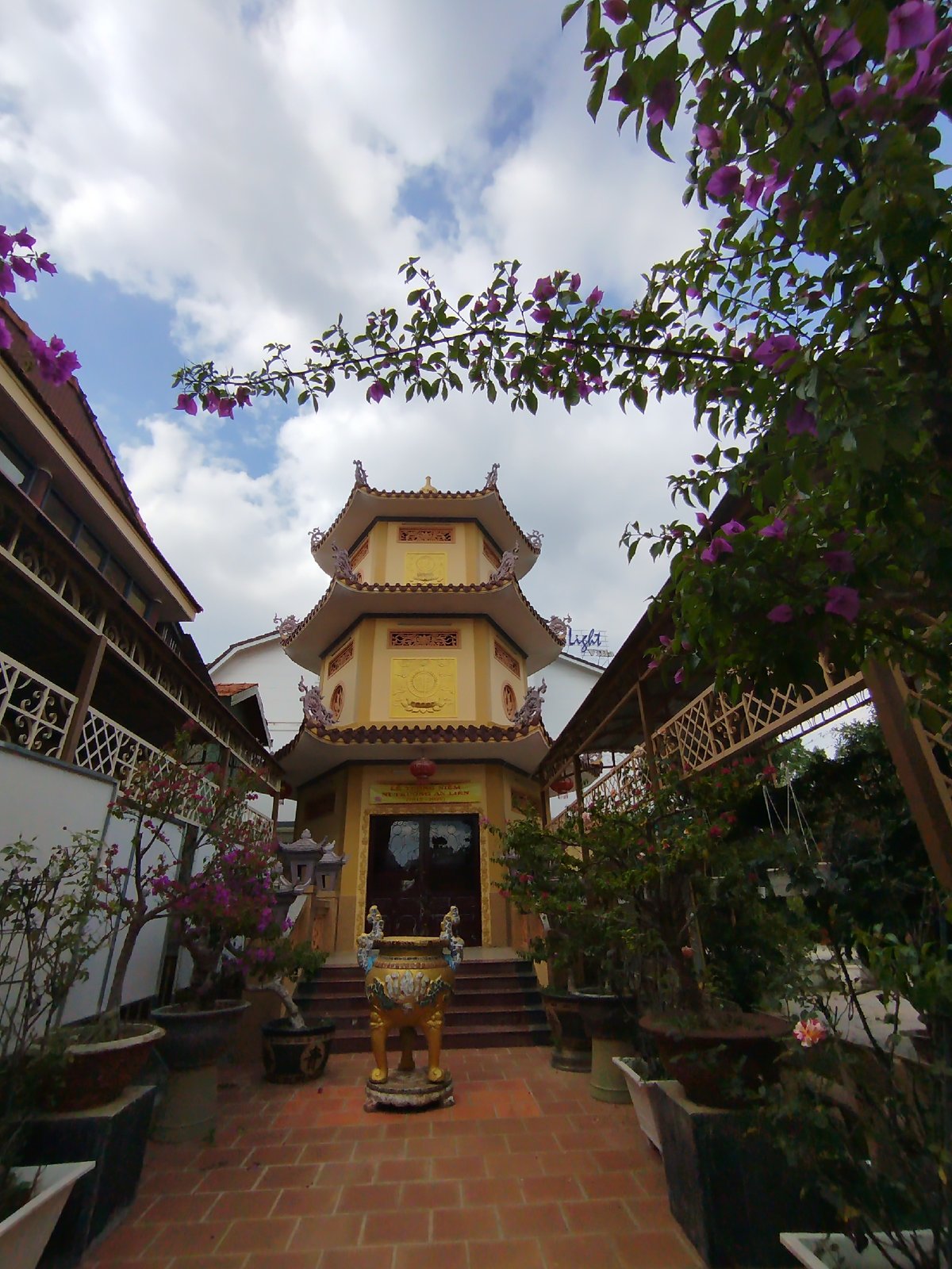 Morning scenes captured across Da Lat's temples and streets