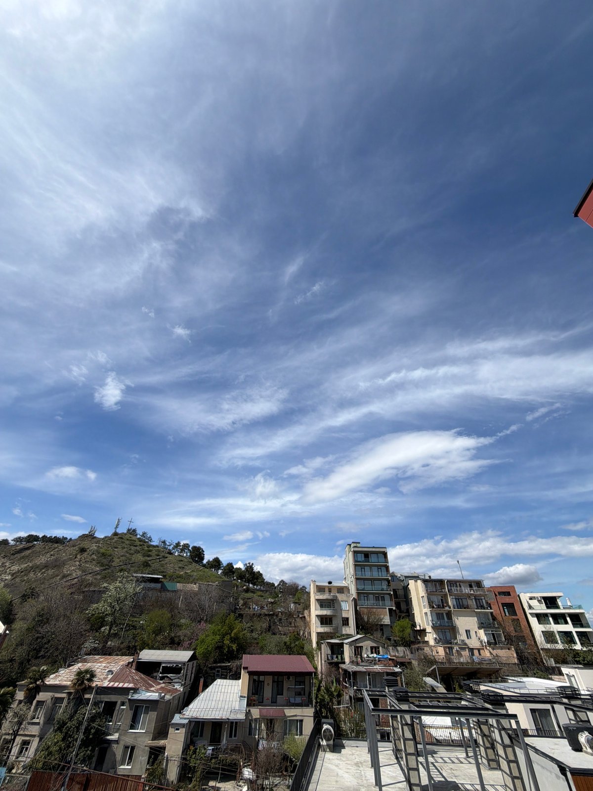 Photographer captures Tbilisi cityscape and selfies in brief morning session