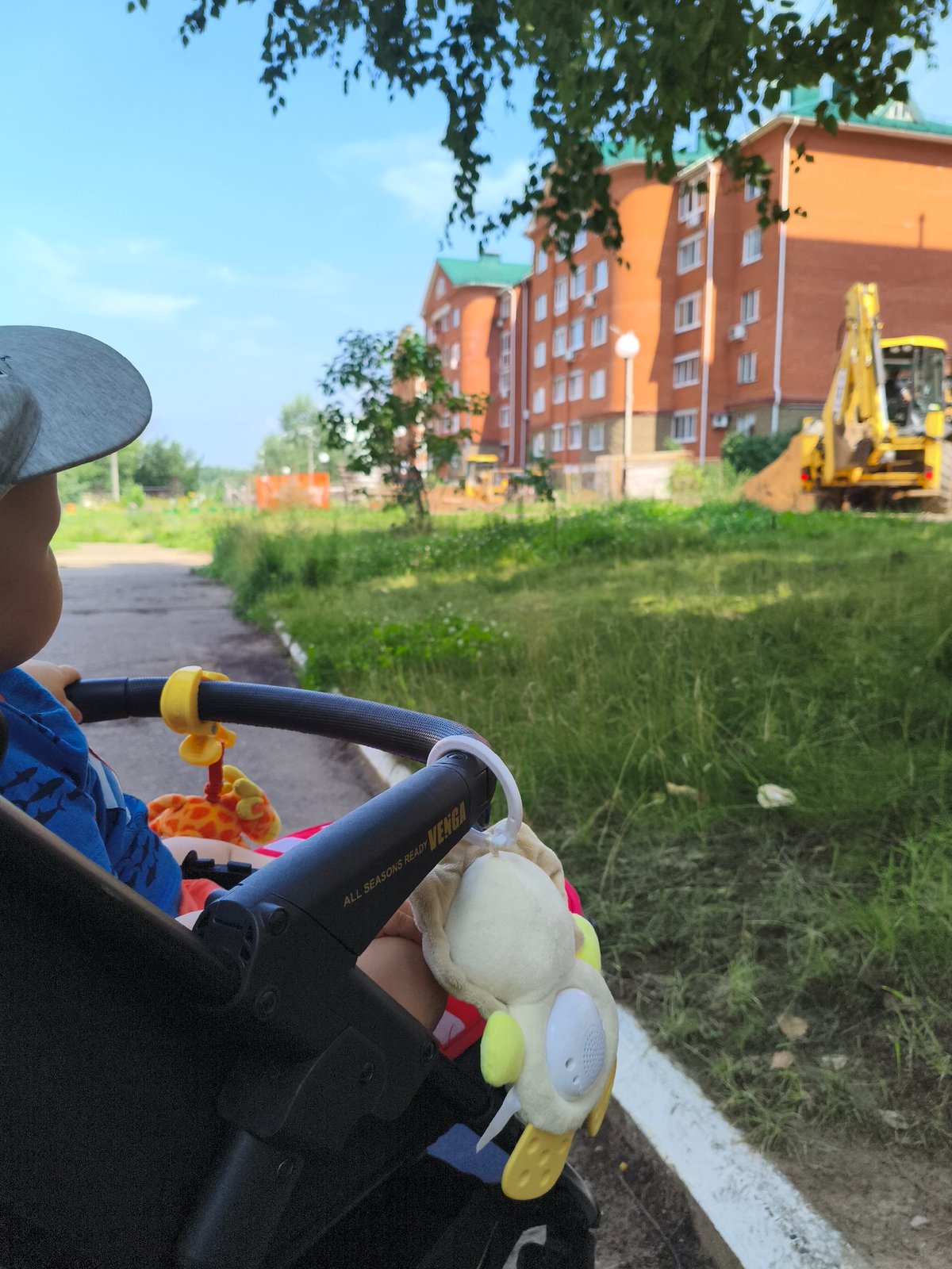 Summer morning in Chaikovsky: strollers, construction, and city life