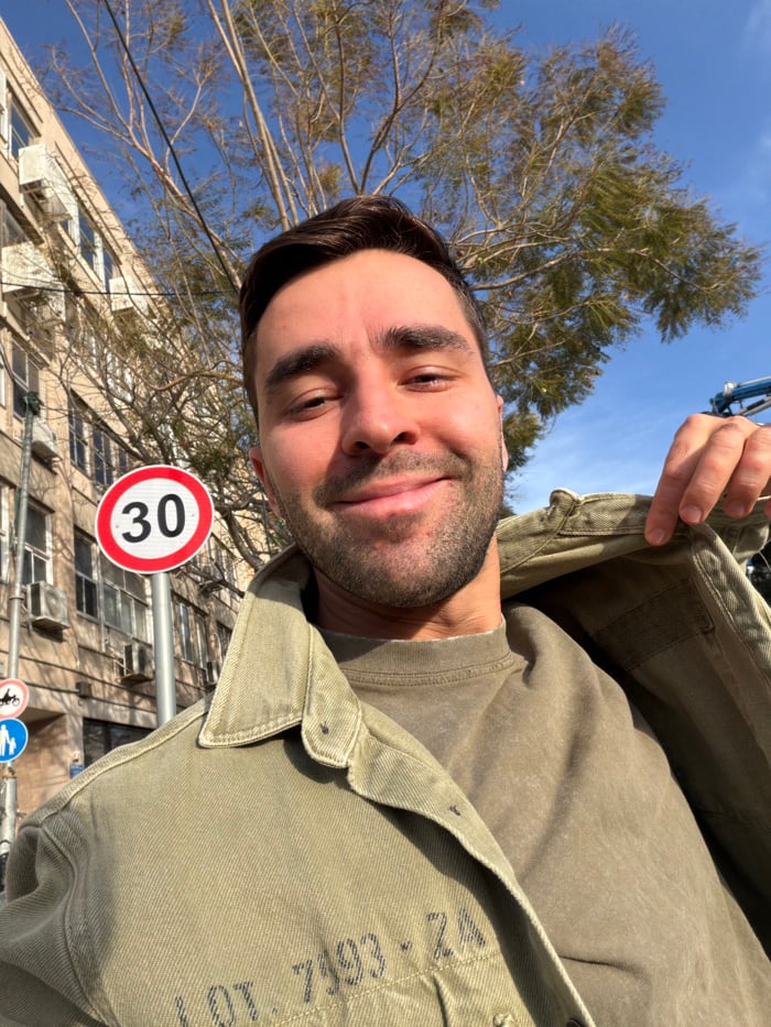 Man photographed at multiple Tel-Aviv locations during afternoon