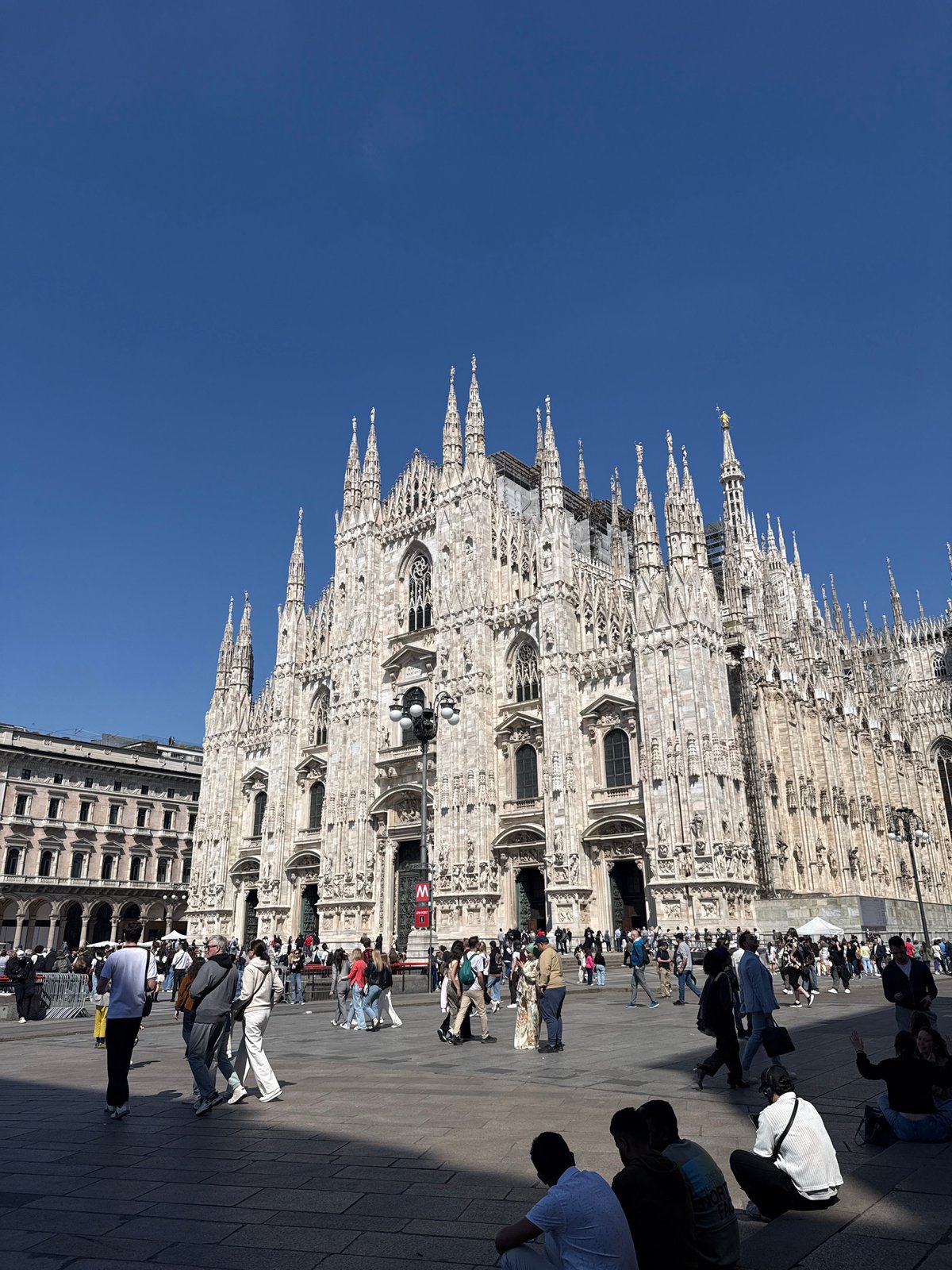 Milan Duomo photographed, woman spotted indoors Thursday afternoon