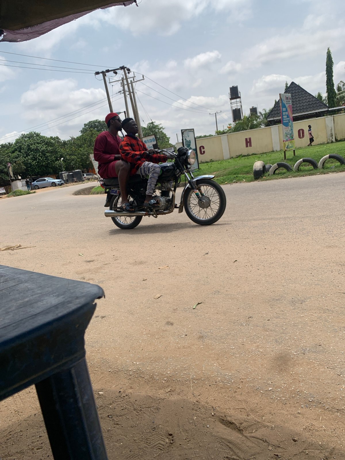 Roadside hustle at a busy Abuja street market