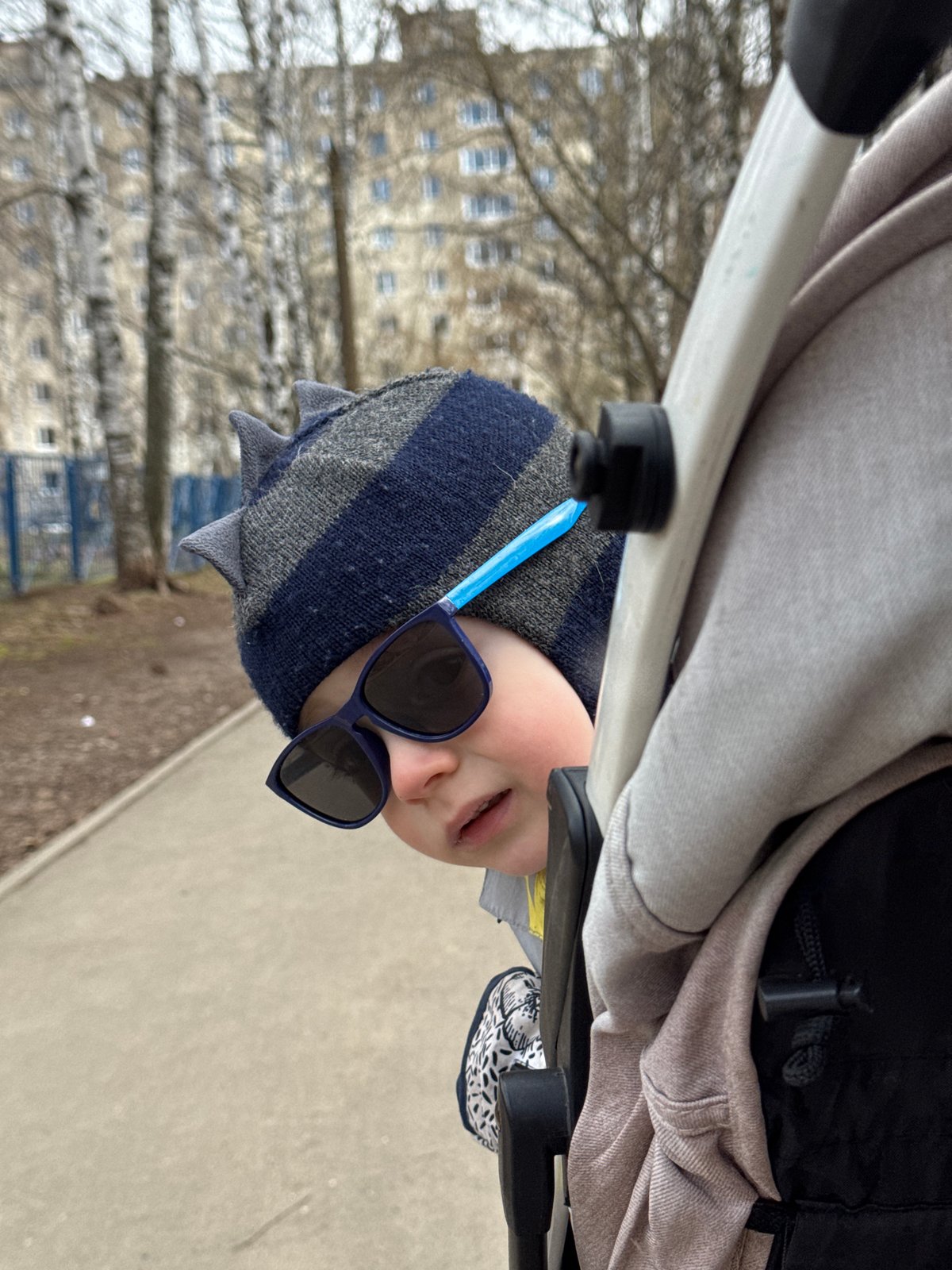 Mother and child morning outing documented in Izhevsk park