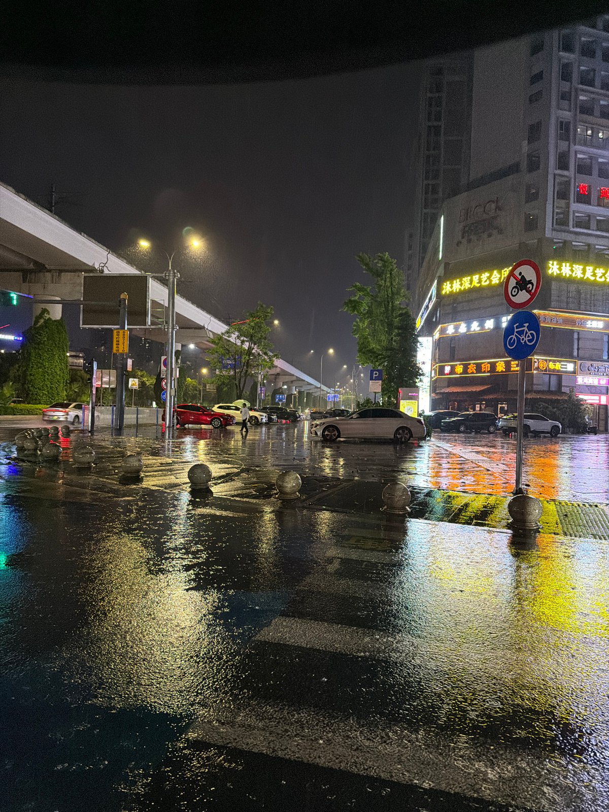 Rain creates reflective night scene in Chongqing High-tech Zone