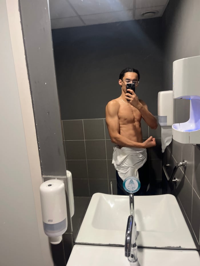 Gym session documented through mirror selfies in Strasbourg fitness center