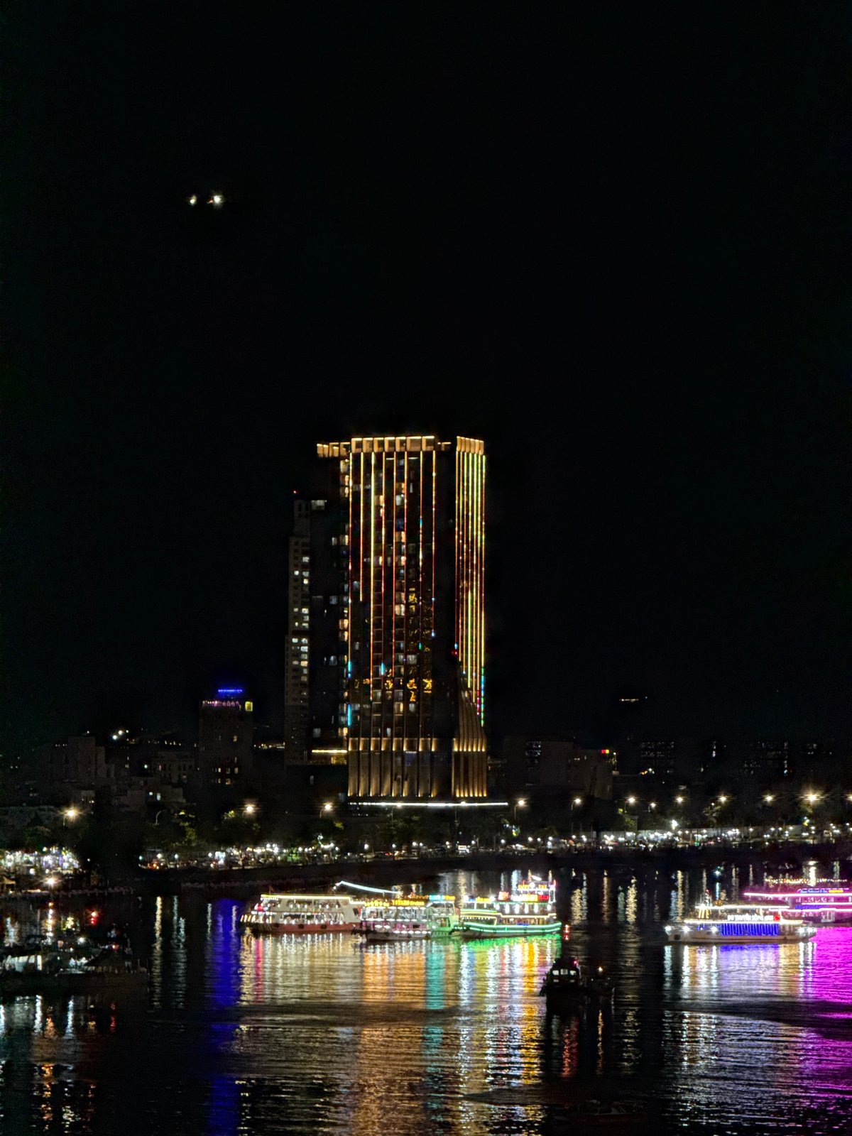 Da Nang International Fireworks Festival draws crowds to riverfront
