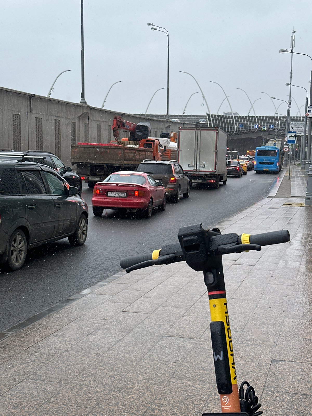 Traffic jam clogs Moscow bridge during April snowfall