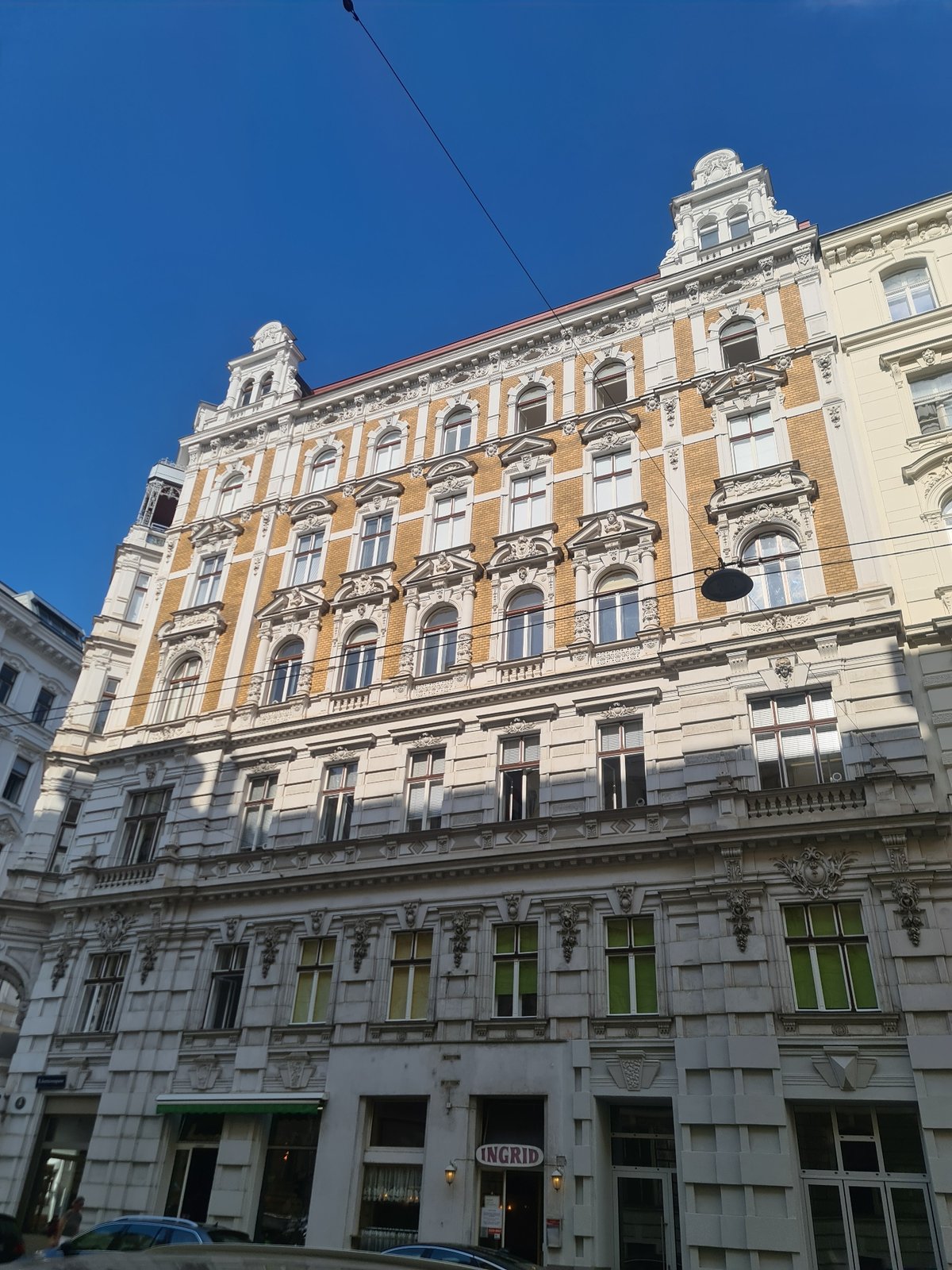 Morning tour through Vienna's Alsergrund historic architecture