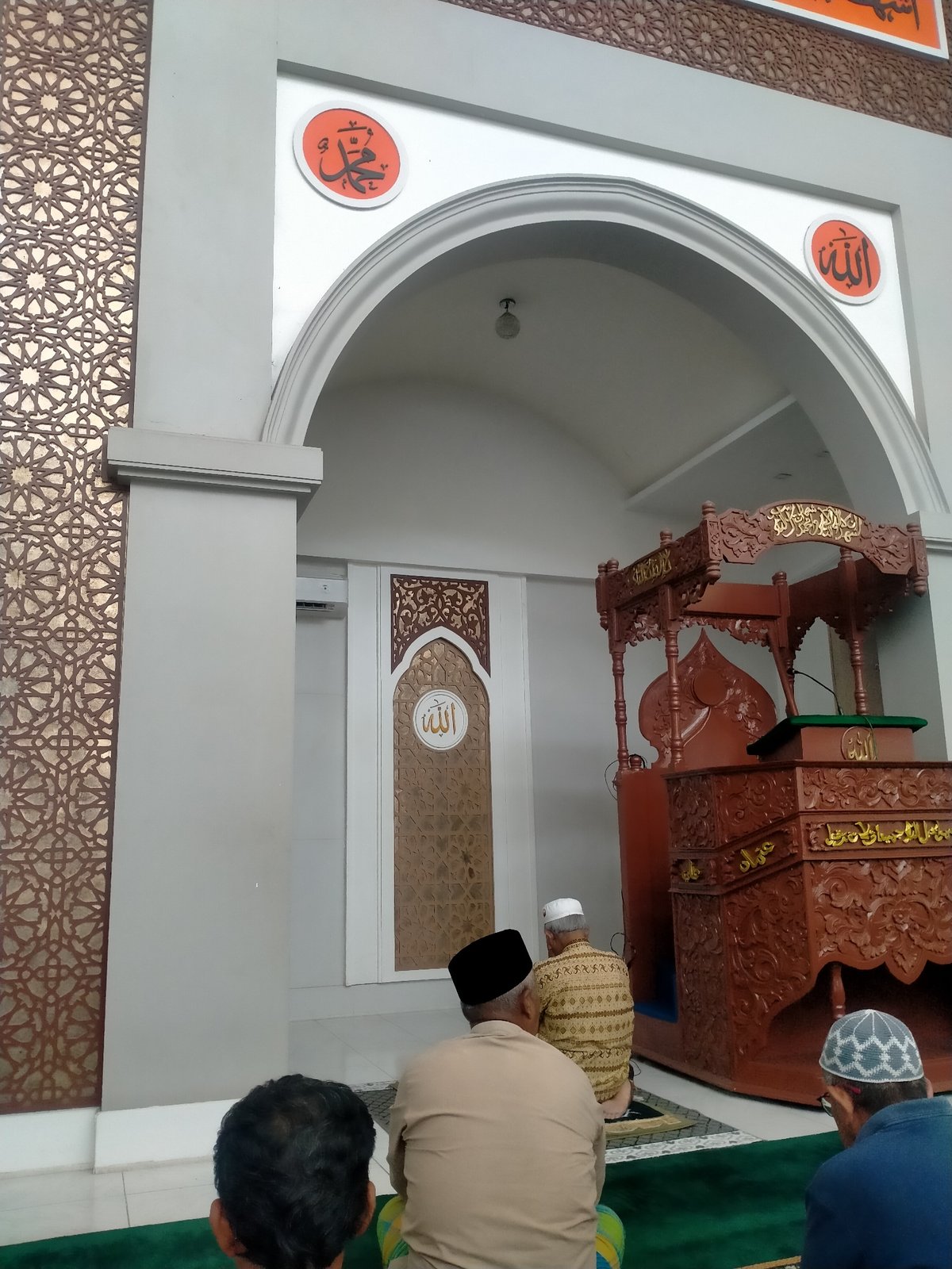 Morning scenes documented at Banda Aceh mosque