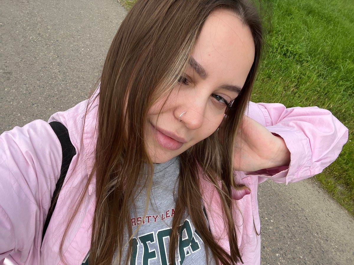 Woman observed vaping outdoors in Novopokrovskaya, Russia