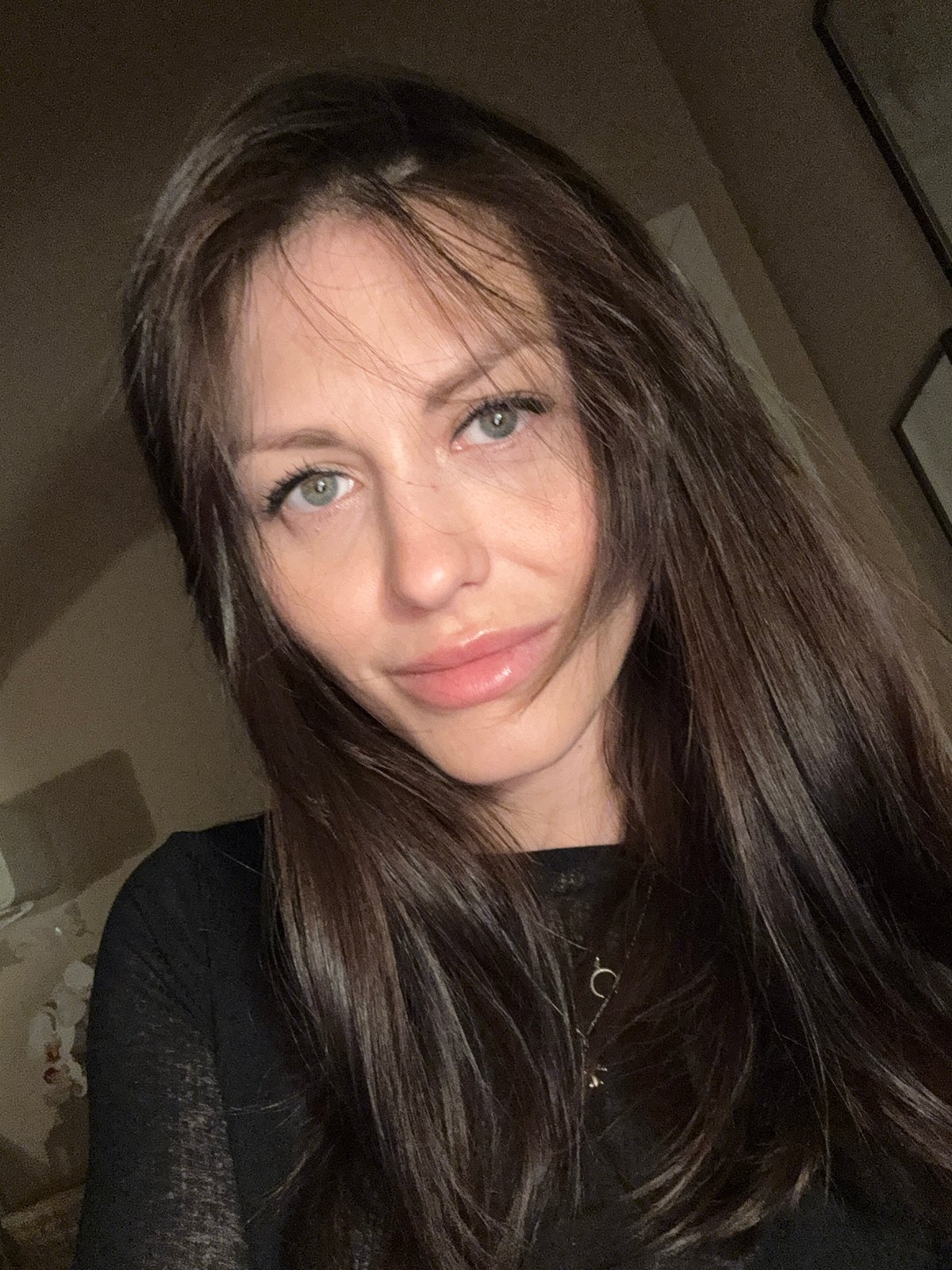 Woman takes bathroom mirror selfies in Russia