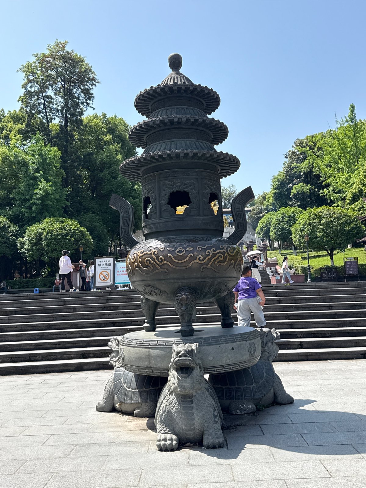 Early morning tourist activity documented at Jiulongpo temple site