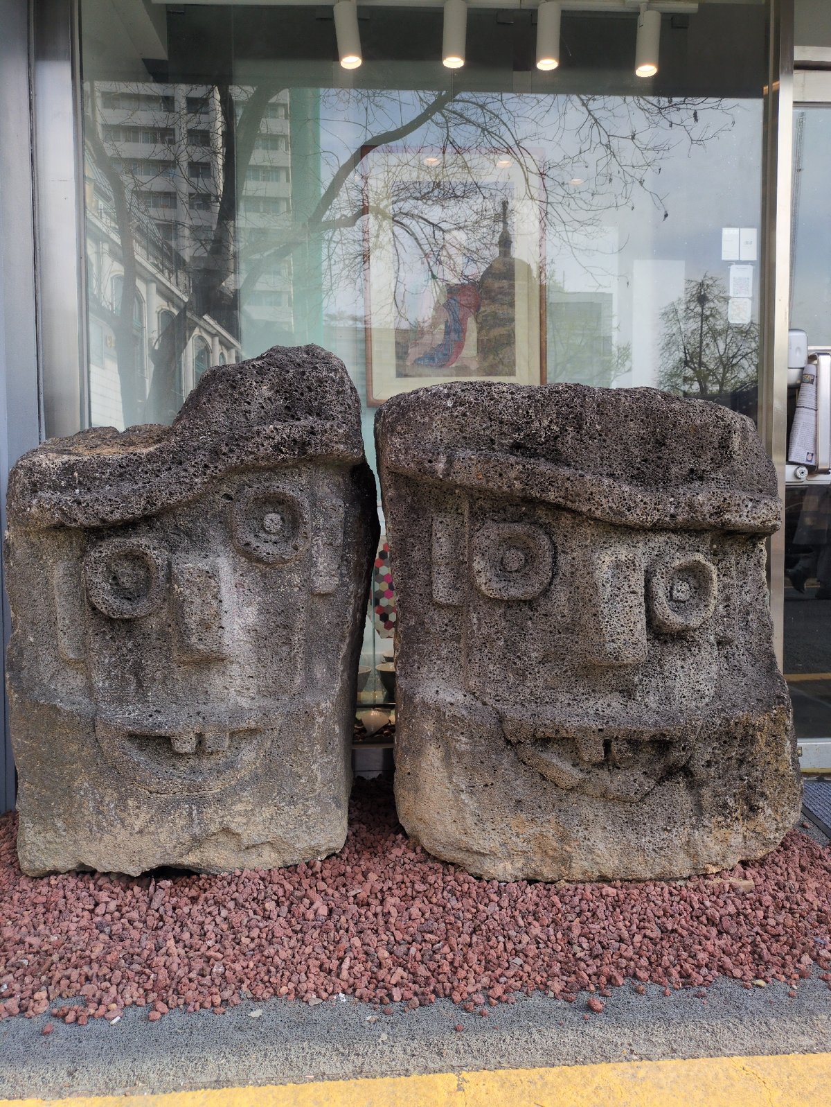 Seoul street art and urban scenes documented Monday morning