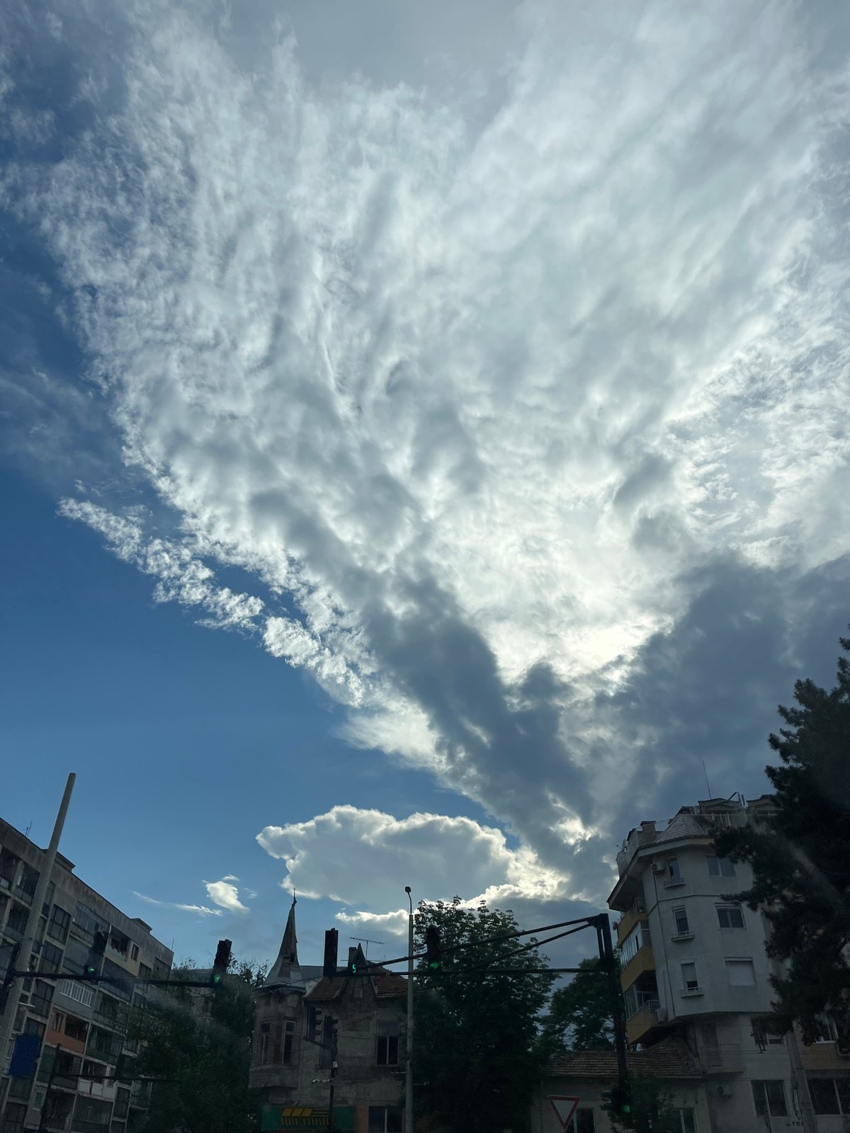 Sky observation recorded in Ruse, Bulgaria shows mixed cloud formations