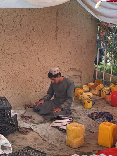 Kandahar street vendors conduct midday market business