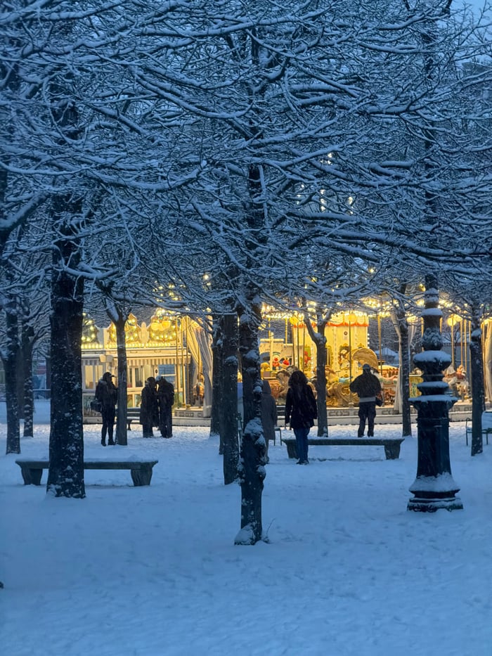 Heavy Snow Blankets Central Paris Landmarks, Louvre and Tuileries