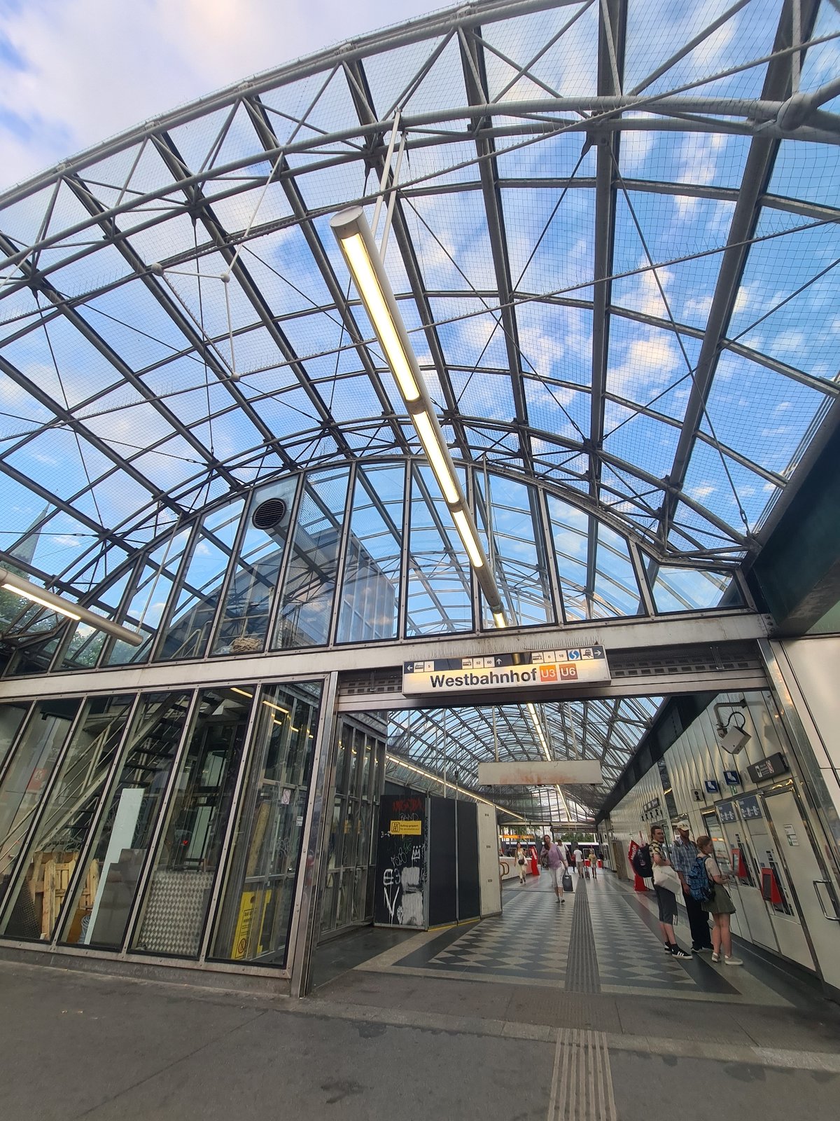 Evening streets and transit around Vienna's Westbahnhof