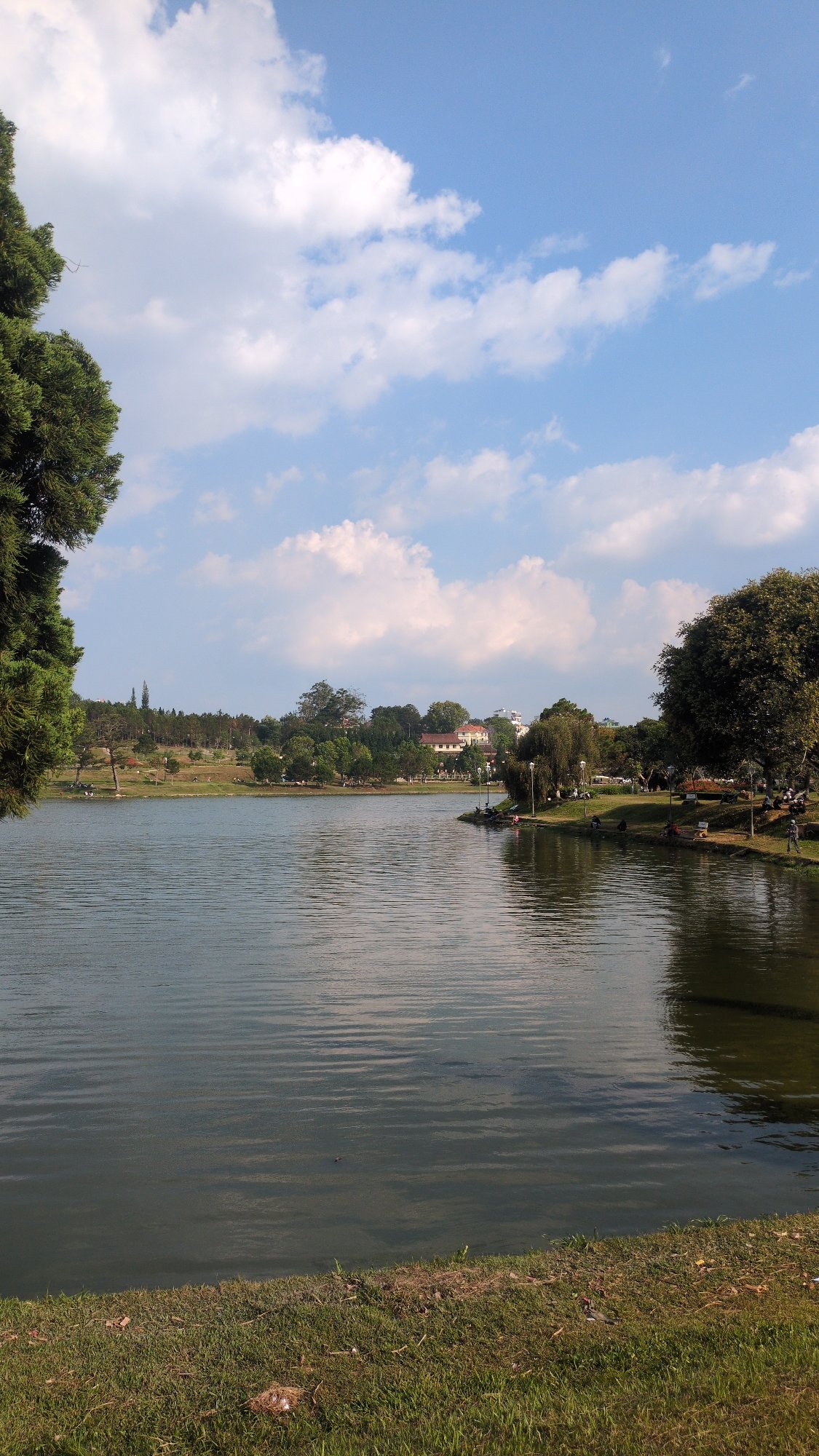 Morning fishing group gathers at Da Lat lake