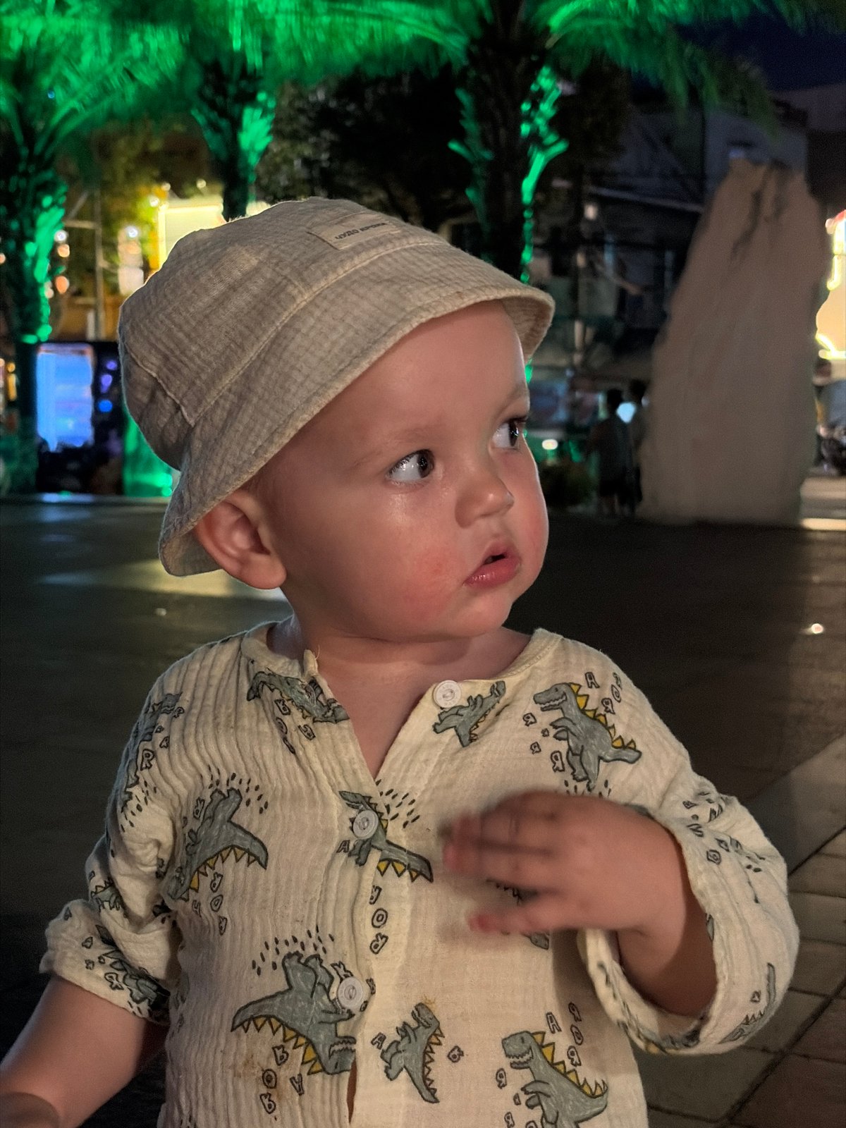 Family enjoys evening stroll along Đà Nẵng waterfront promenade