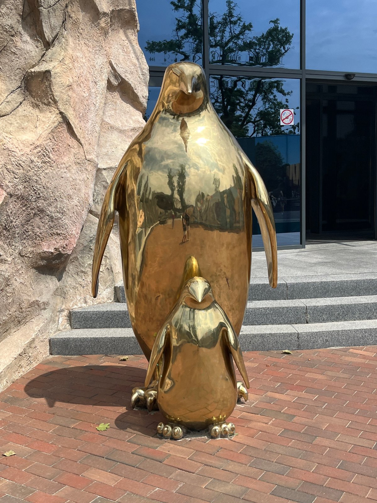 Penguins, cranes, and macaws at Kharkiv's Feldman Ecopark