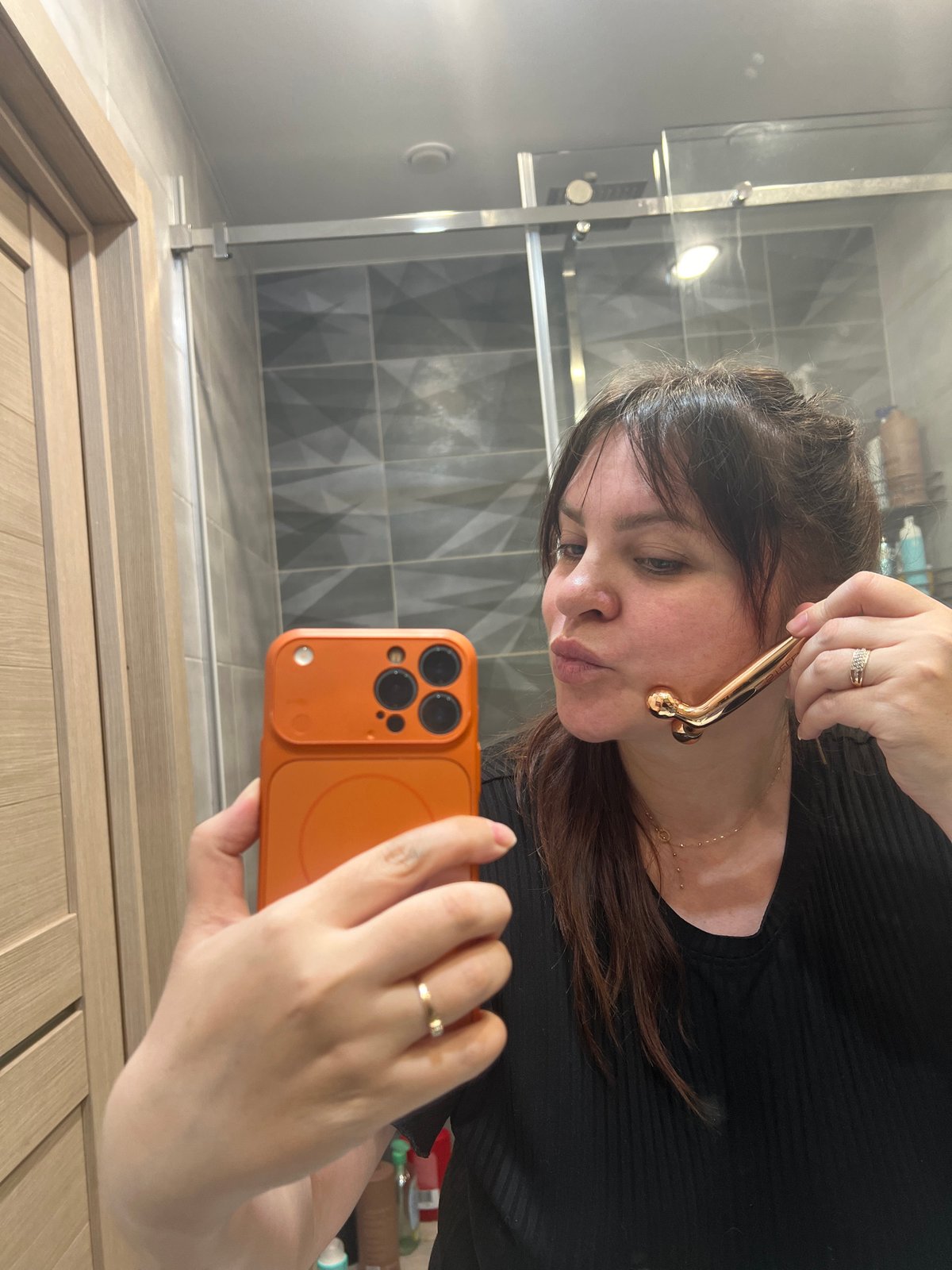 Woman documents evening skincare routine and artistic photos in Russia