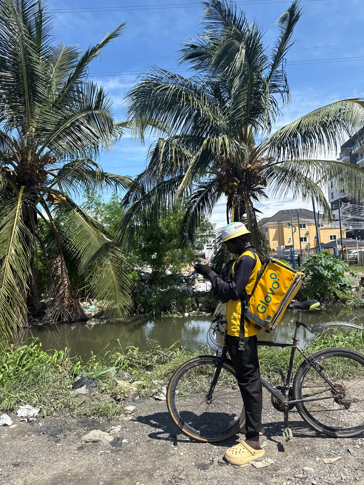 Midday street life in Ilado: deliveries, kids, and daily movement