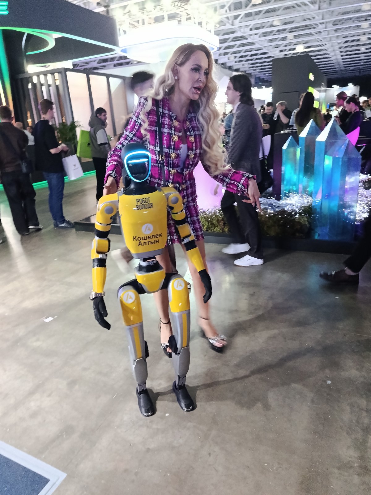 Convention robot display and child airplane travel documented in Khimki