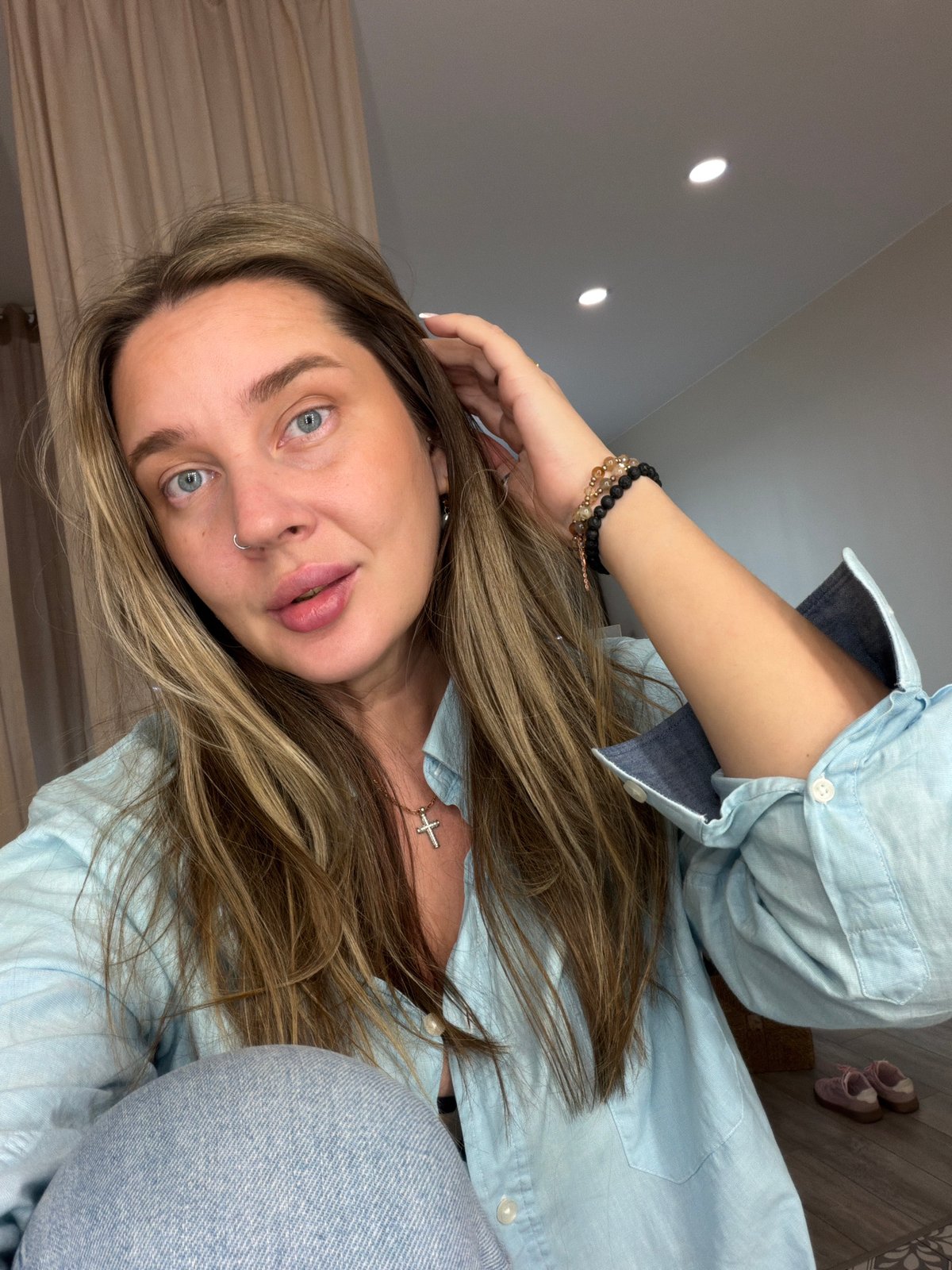 Woman photographed at two Moscow-area locations within 40 seconds