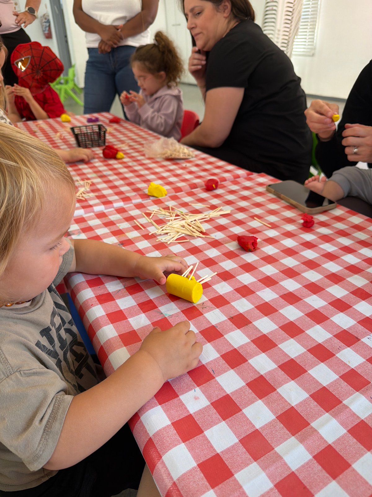 Children's craft session with kinetic sand in Kiryat Bialik