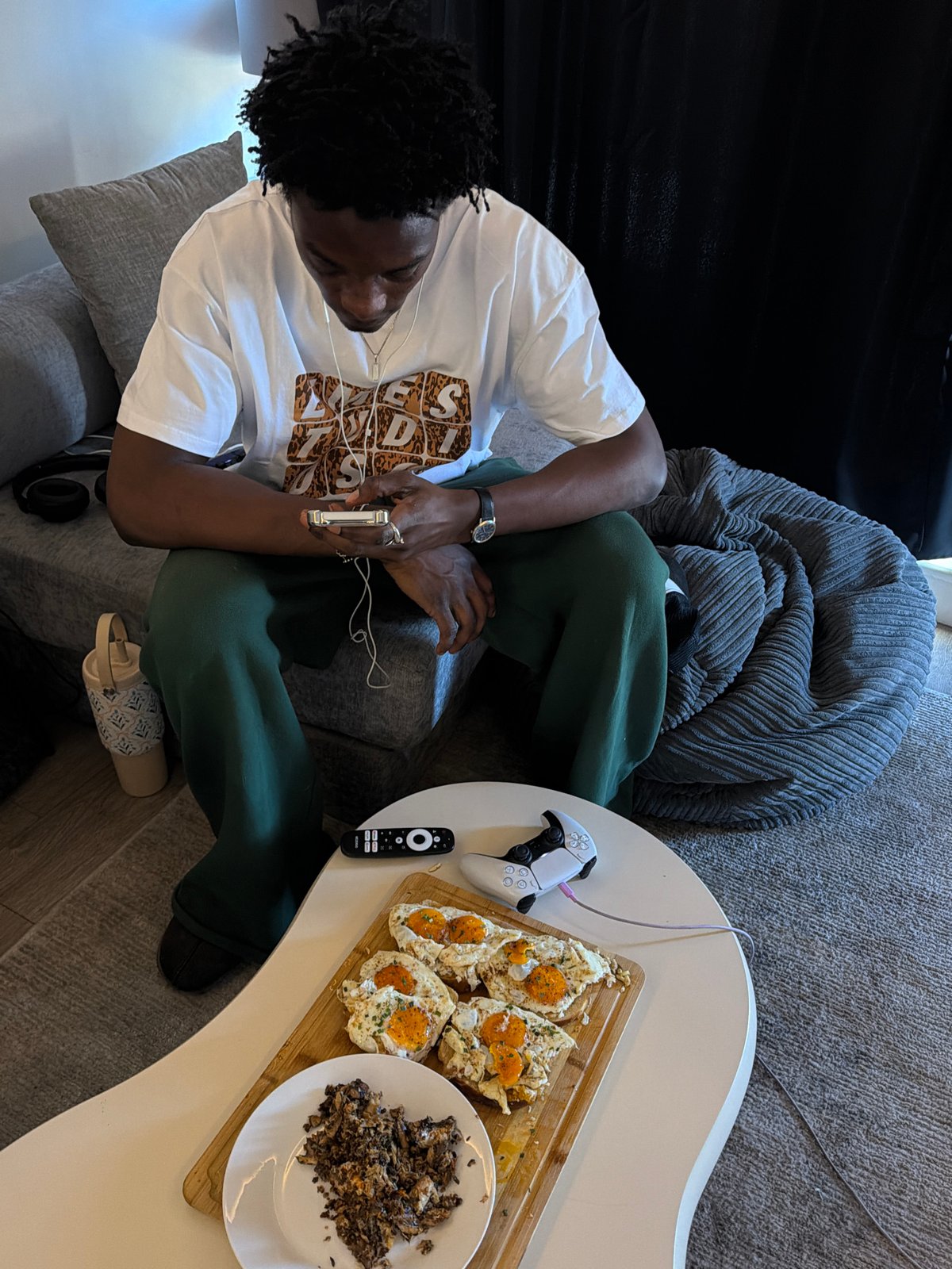 Casual London afternoon with gaming, food, and mirror selfies