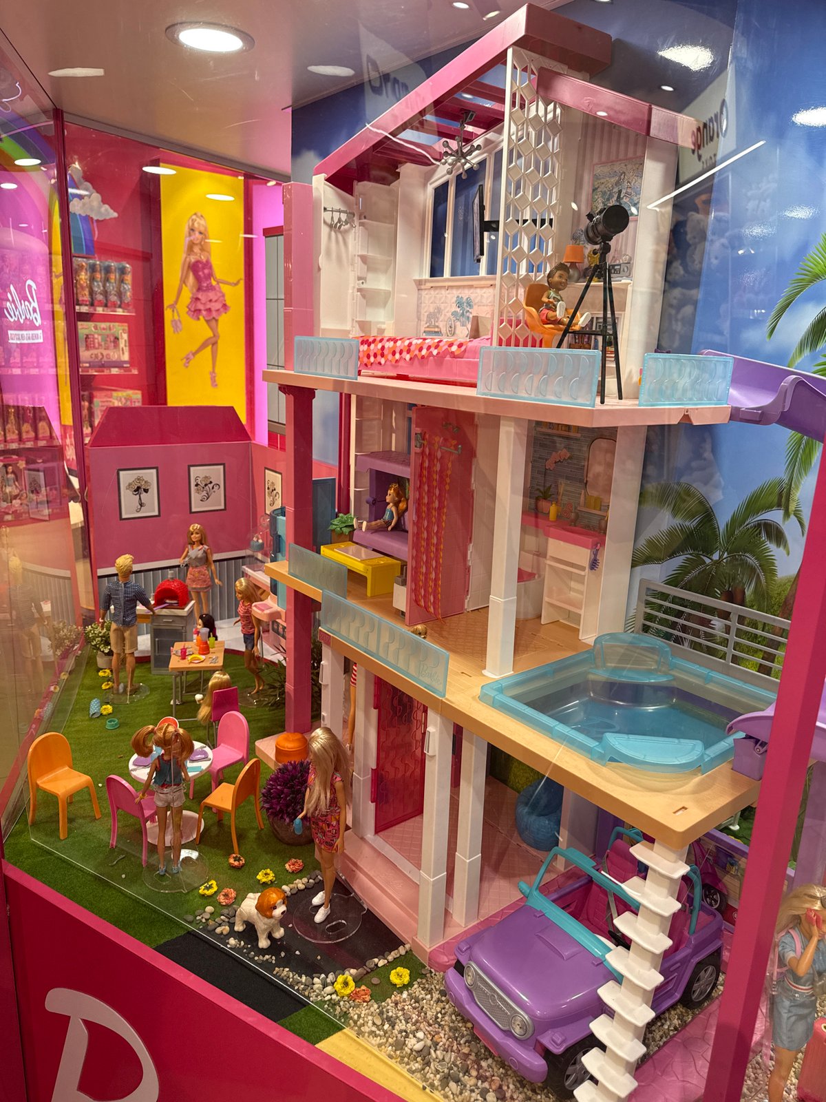 Moscow morning scenes capture street life and toy displays