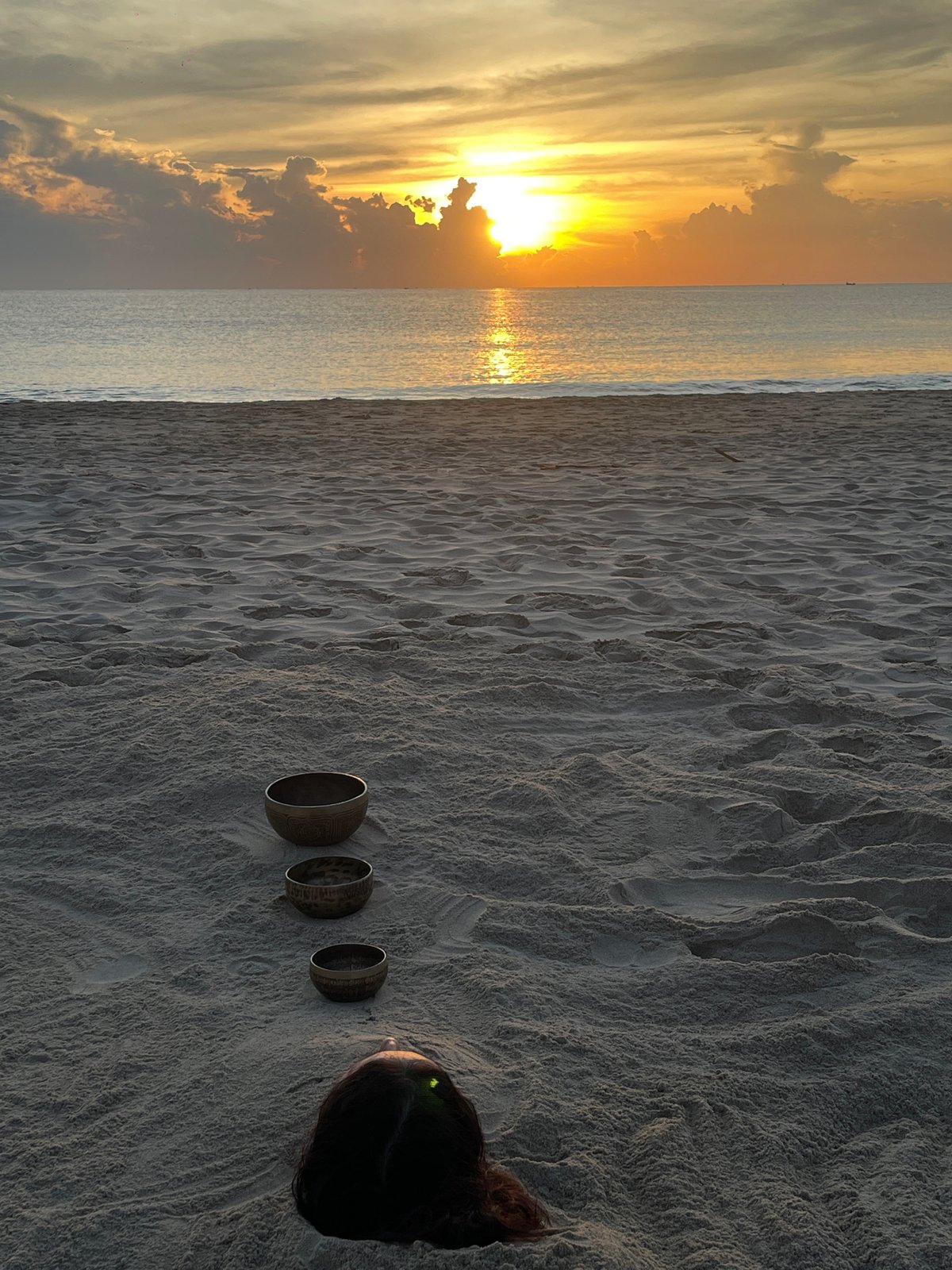 Sunset scenes along Đà Nẵng beach, sand rituals and shoreline walks