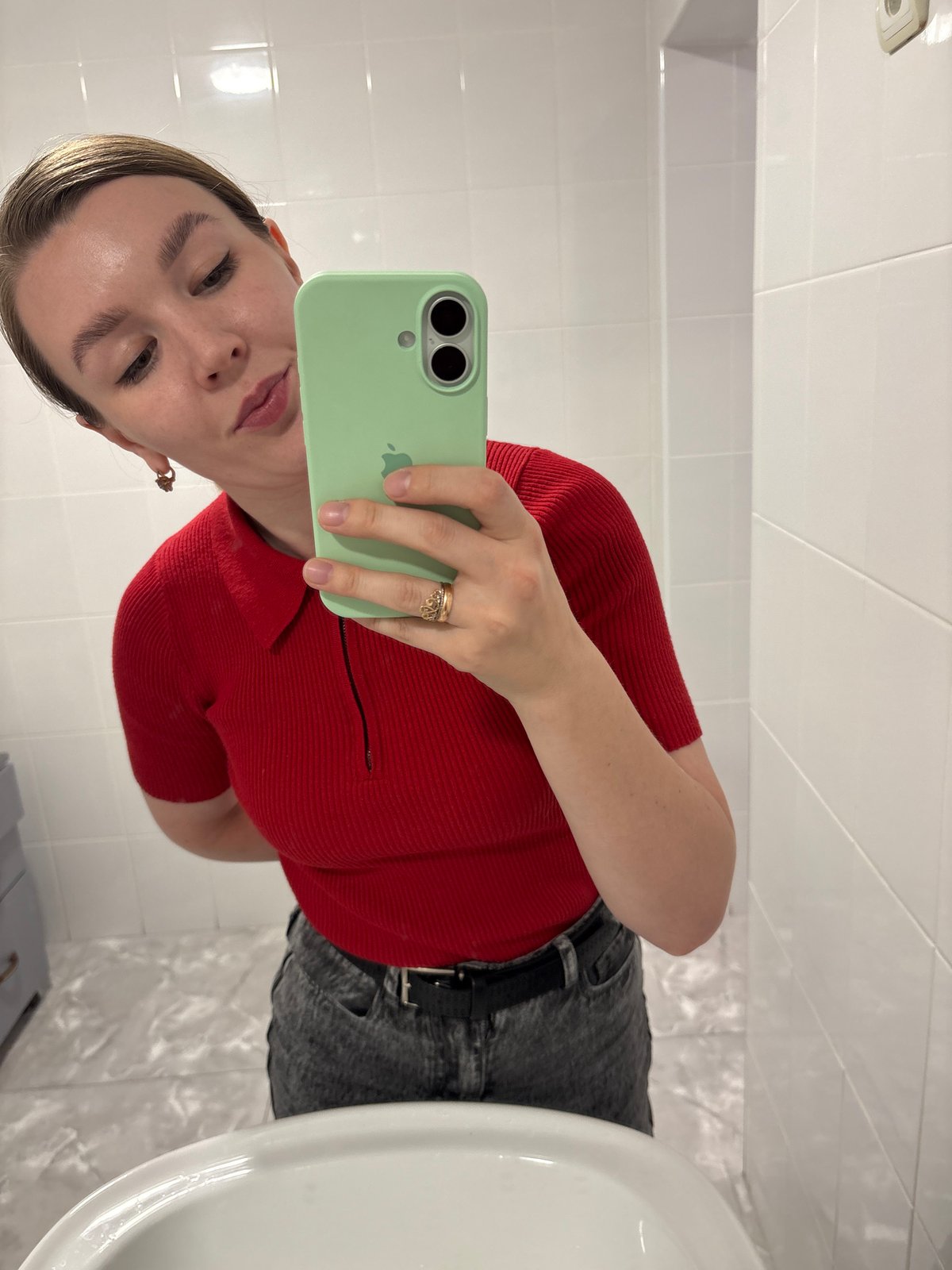 Woman Takes Bathroom Selfie in Izhevsk