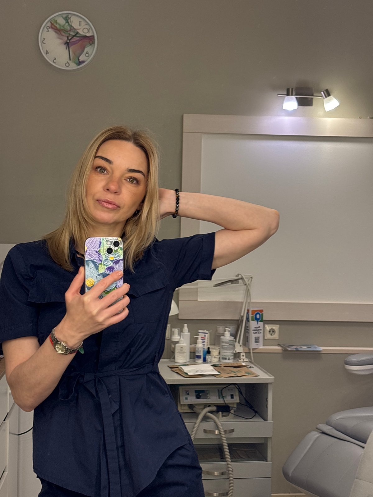 Woman documents salon visit through selfies during rainy morning