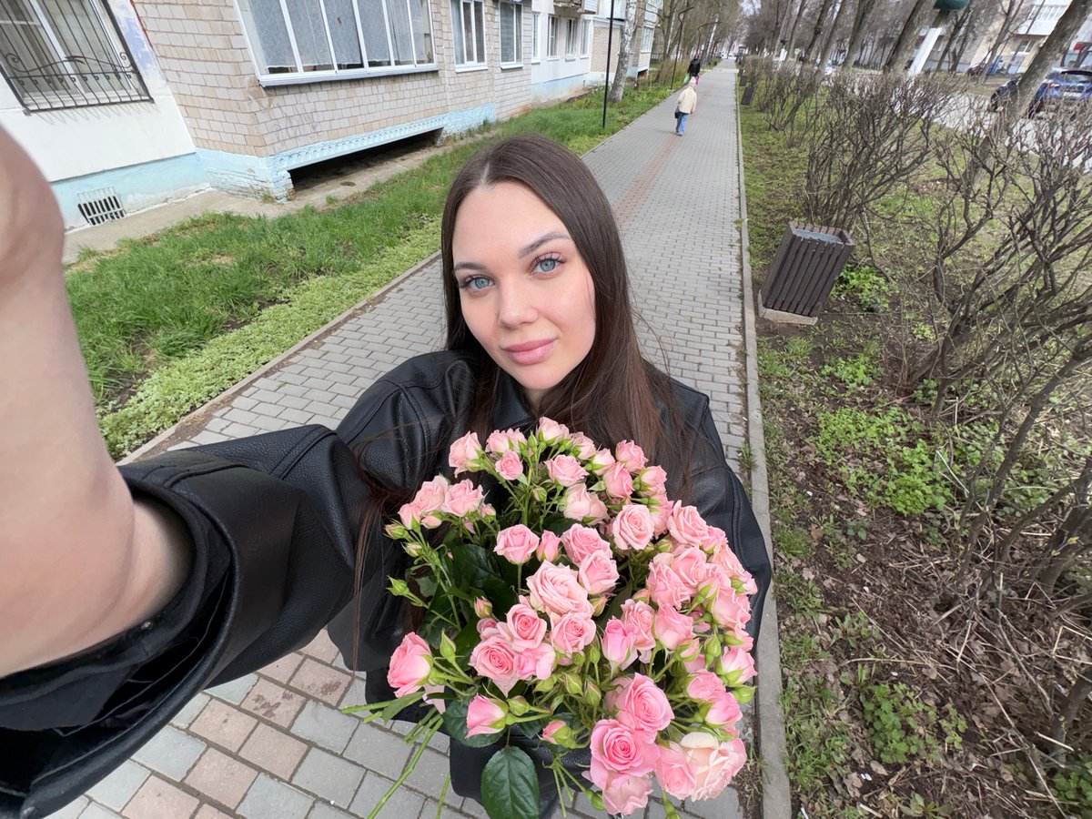 Woman captures selfies with roses, child in Chaikovsky