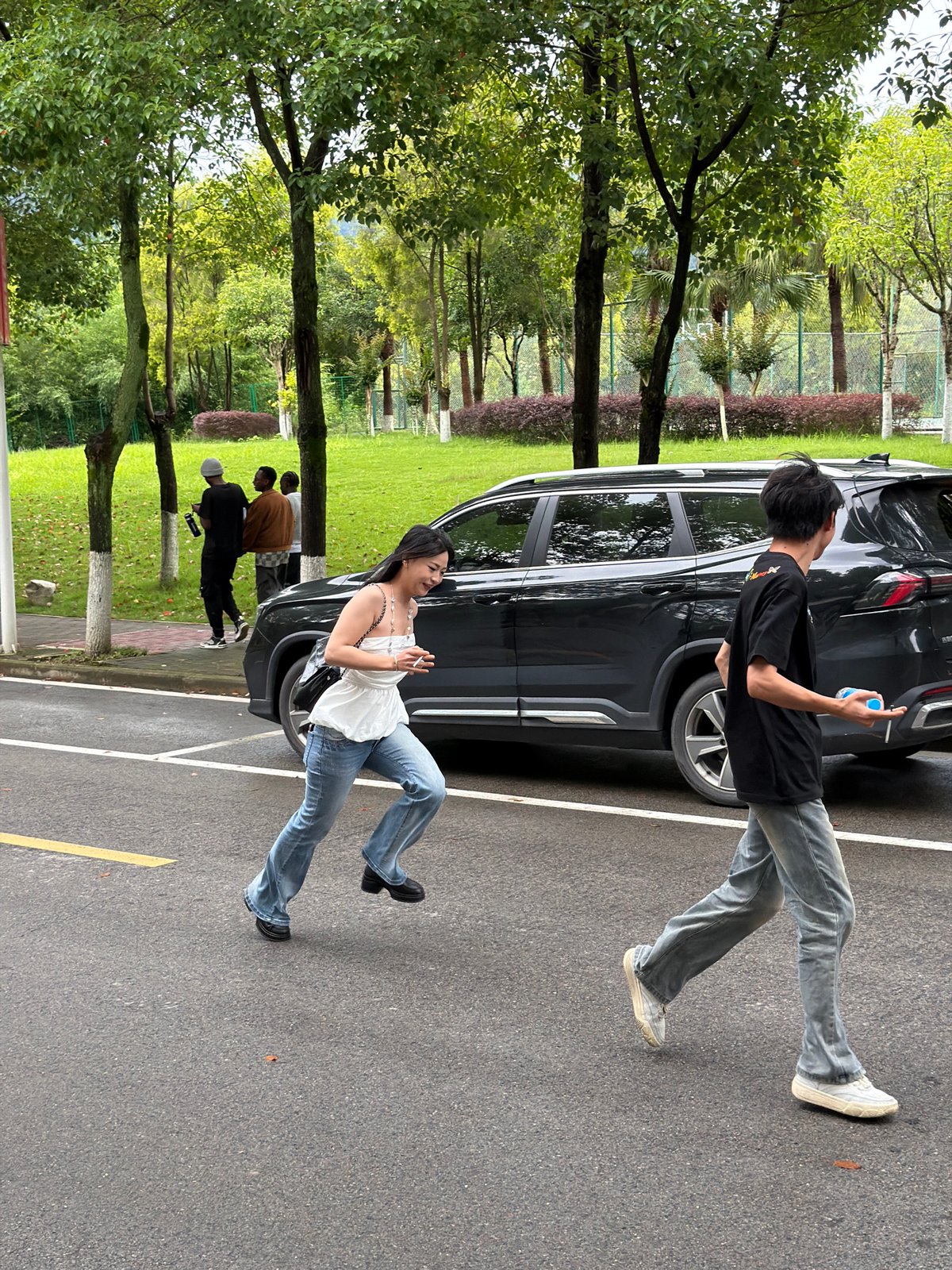 Daily life unfolds on Jiangjin streets during morning hours