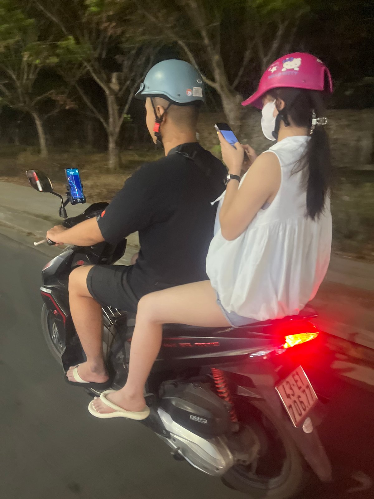 Nighttime street life and performances captured across Đà Nẵng, Vietnam