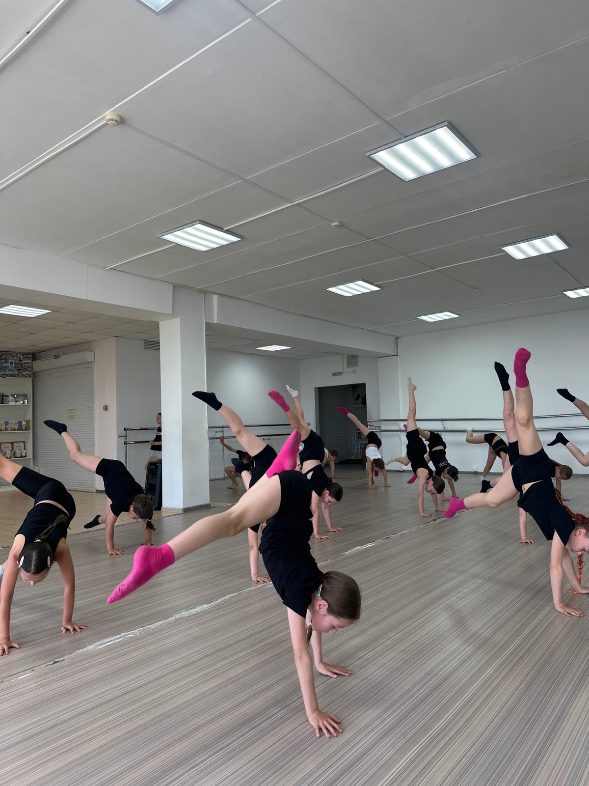 Young dancers practice synchronized routines in Votkinsk studio