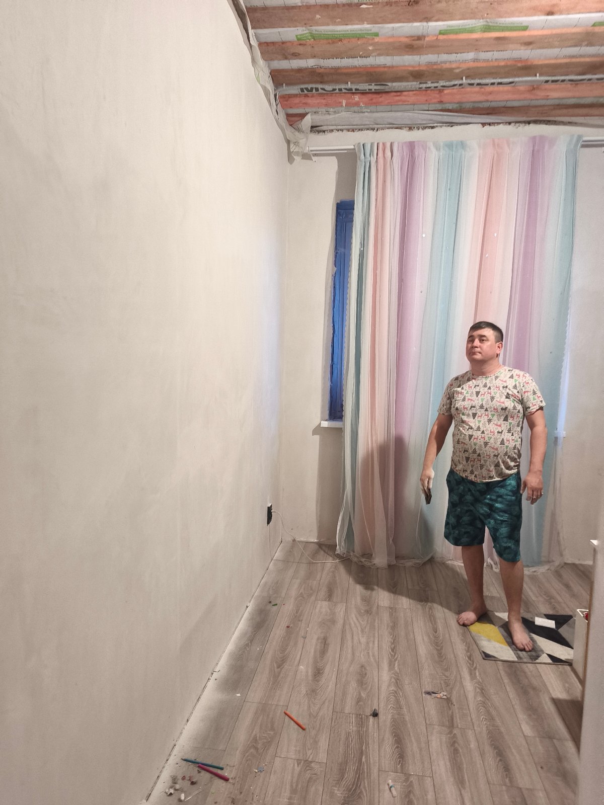 Room renovation documented in Сокуры, Russia