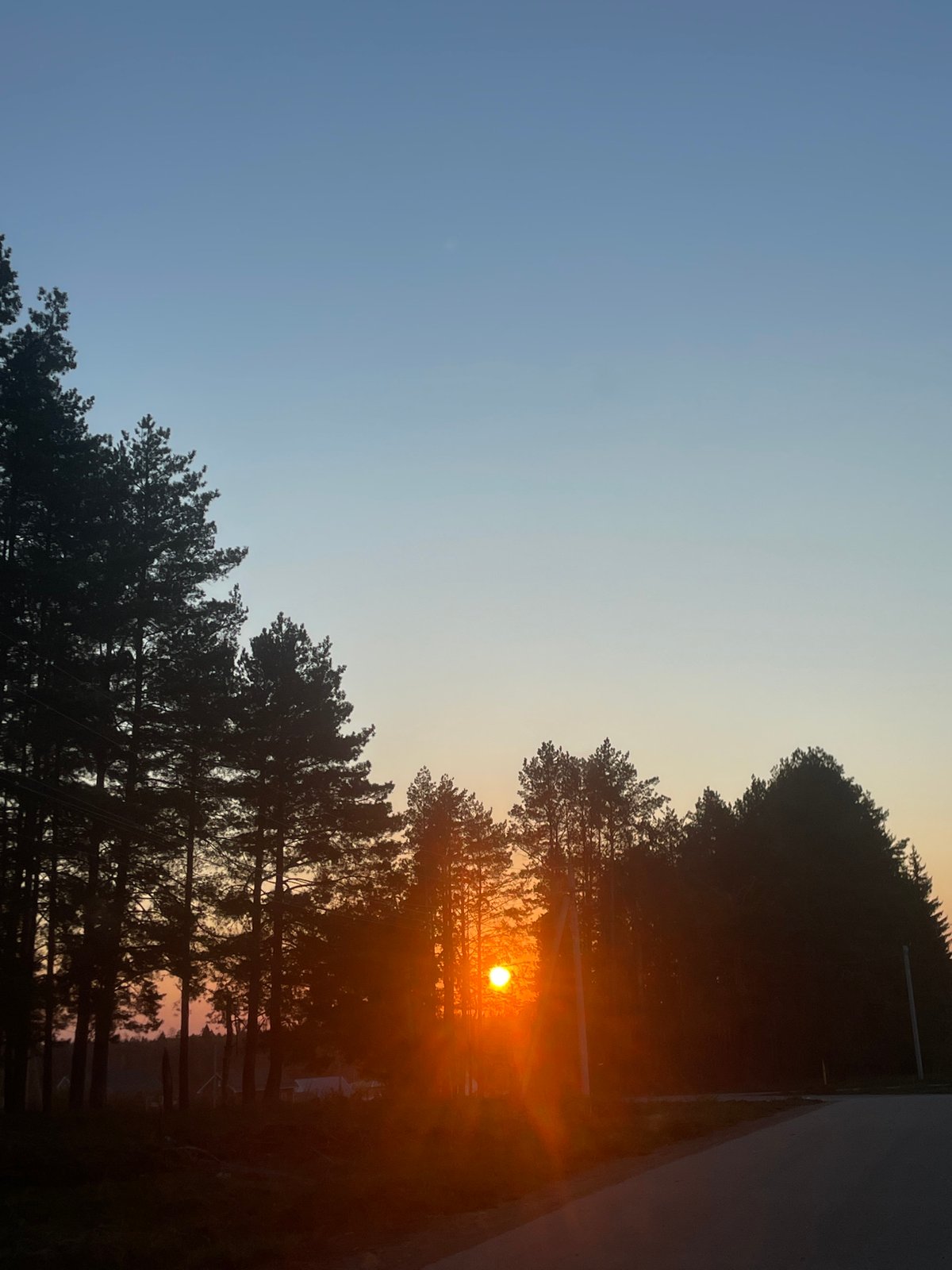 Sunset photographed with heart gesture in Подшивалово, Russia