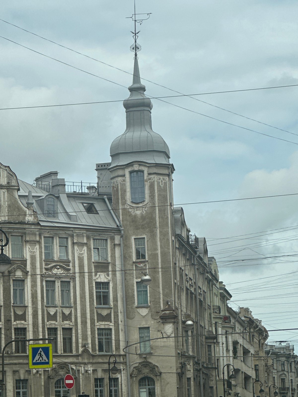 A quiet morning on a mixed-architecture Saint Petersburg street