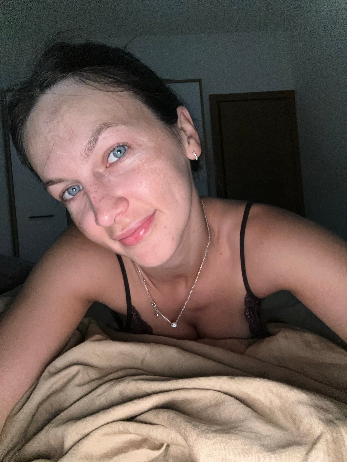 Woman documents evening with selfies in Montenegro home